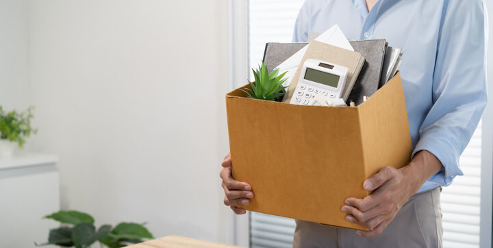 © © iStock.com | Dacharlie Geschäftsmann, der nach seiner Kündigung seinen Arbeitsplatz mit einem Umzugskarton mit Arbeitsutensilien verlässt. | © © iStock.com | Dacharlie